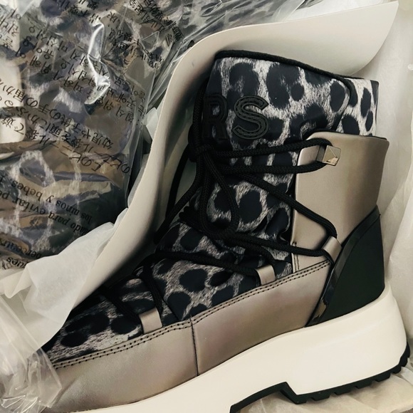 Michael Kors HTF Cassia Booties 9.5 - Picture 2 of 10